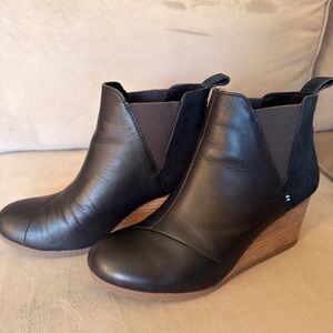 TOMS Black Leather Wedge Booties – Size 8 Wide – Like New